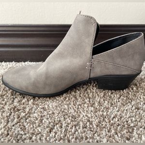 QUIPID Light Gray Short Women’s Booties- Size 7